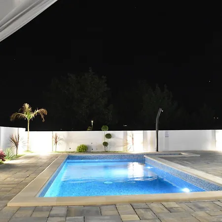 Villa With Pool-vila Lauvi