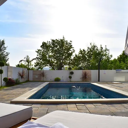 With Pool-vila Lauvi Villa Kaštela