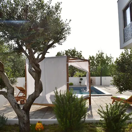 With Pool-vila Lauvi