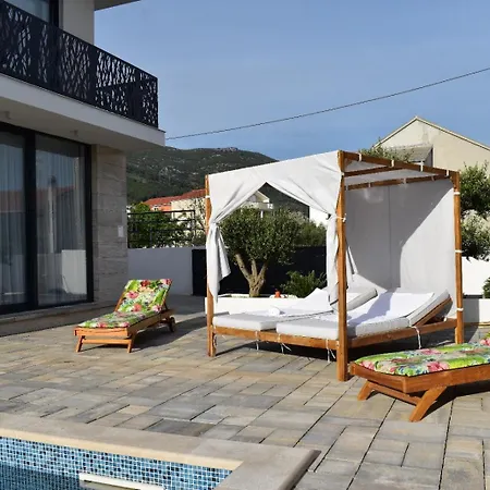 With Pool-vila Lauvi Villa