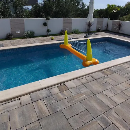 With Pool-vila Lauvi Villa