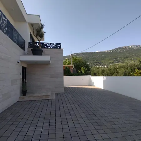 Lauvi * Kaštela